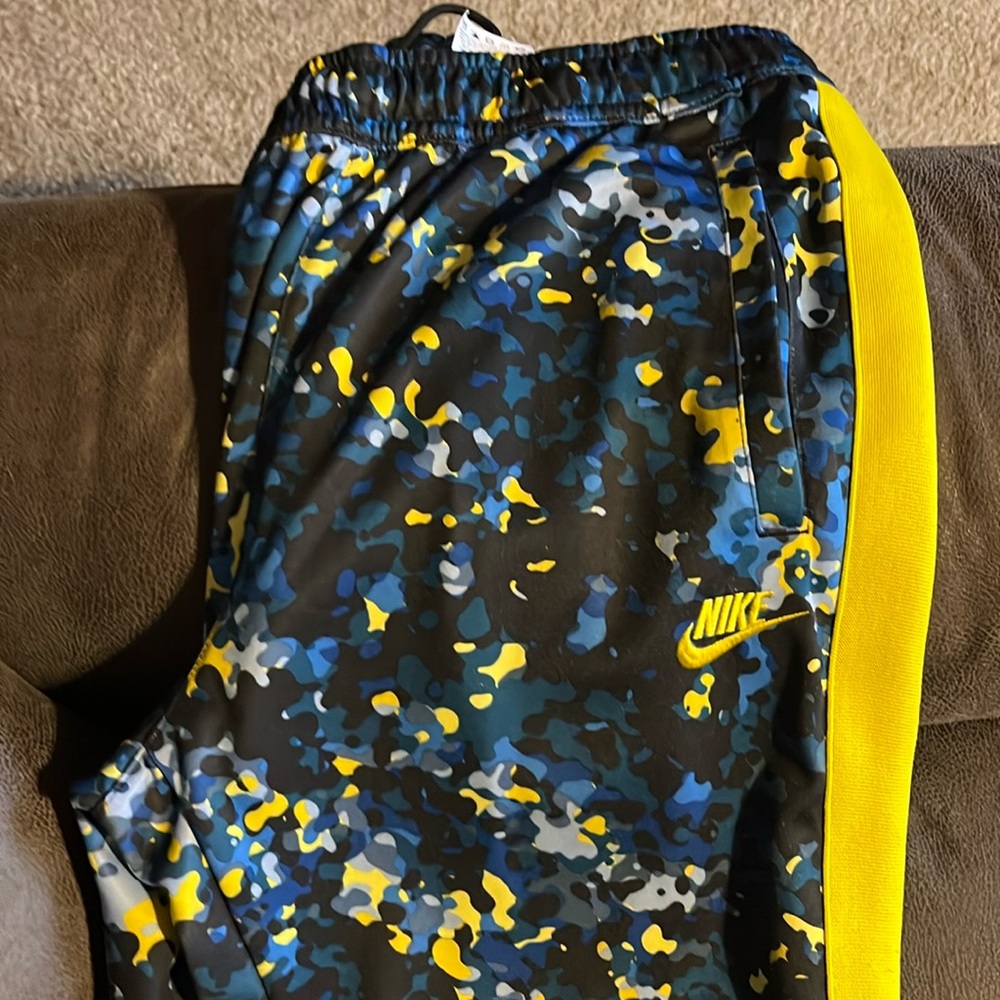 Mens size M Nike joggers. Drawstring at waistband. Zip at ankle. Side pockets.